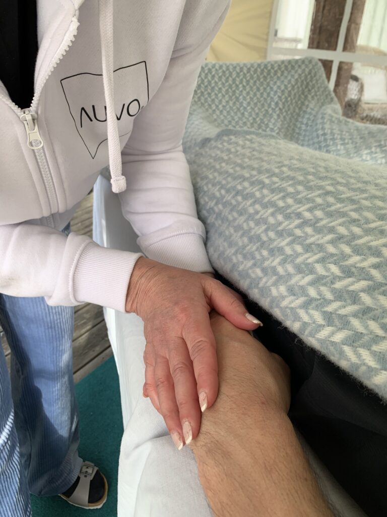 AUVO Practitioner som ger behandling. 