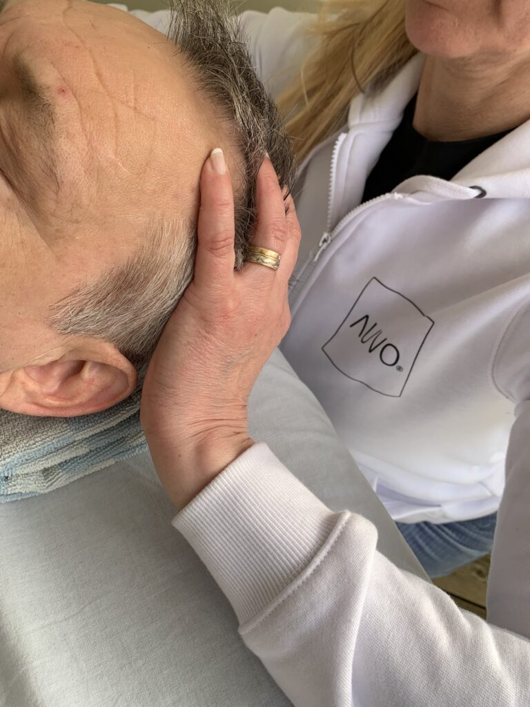 AUVO Practitioner Pia som utför behandling.